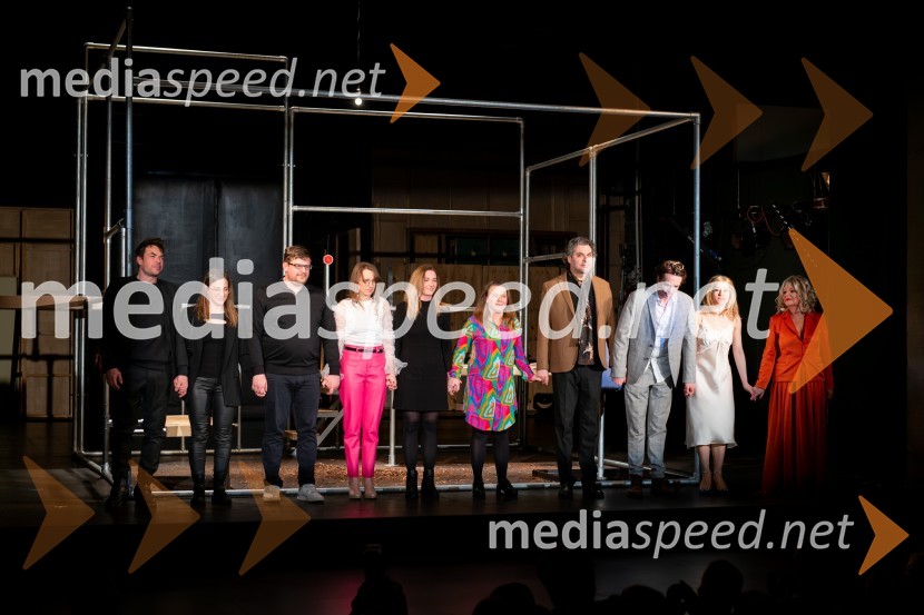  Mark Požlep, scenarist, umetnik;  ... ;  Darjan Domadenik, oblikovalec svetlobe;  Živa Čebulj, prevajalka in lektorica;  Katja Gorečan, dramaturginja;  Mateja Kokol, režiserka;  Tarek Rashid, igralec;  Lovro Zafred, igralec;  Eva Stražar, igralka;  Jagoda Tovirac, igralkaZaprta vrata premierno v SLG Celje