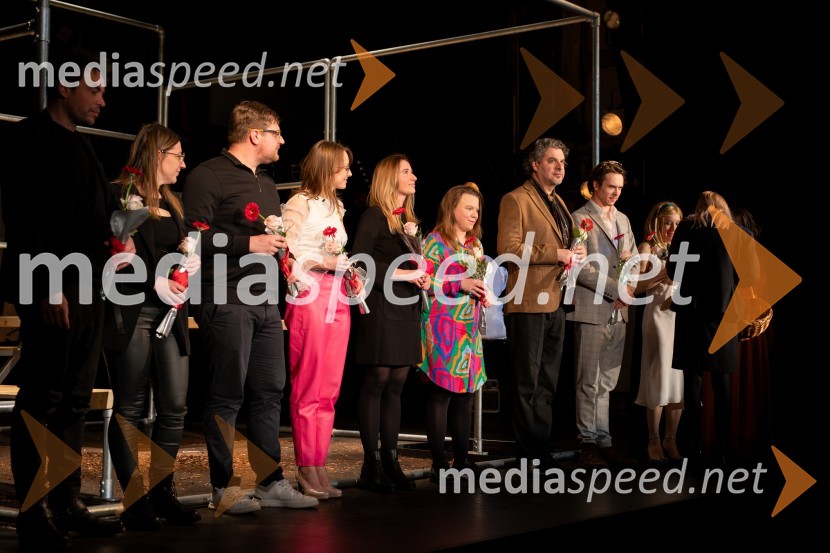  ... ;  Darjan Domadenik, oblikovalec svetlobe;  Živa Čebulj, prevajalka in lektorica;  Katja Gorečan, dramaturginja;  Mateja Kokol, režiserka;  Tarek Rashid, igralec;  Lovro Zafred, igralecZaprta vrata premierno v SLG Celje