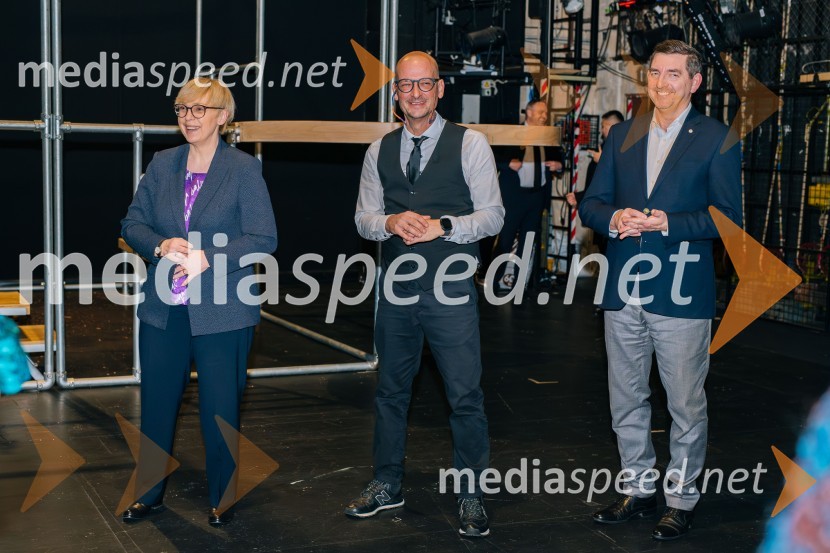 dr. Nataša Pirc Musar, predsednica Republike Slovenije;  Miha Golob, upravnik in umetniški vodja, SLG Celje; dr. Aleš Musar, lastnik Ruske dačeZaprta vrata premierno v SLG Celje