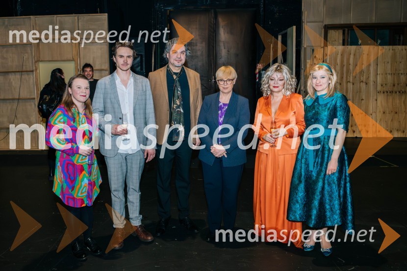  Mateja Kokol, režiserka;  Lovro Zafred, igralec;  Tarek Rashid, igralec; dr. Nataša Pirc Musar, predsednica Republike Slovenije;  Jagoda Tovirac, igralka;  Eva Stražar, igralkaZaprta vrata premierno v SLG Celje