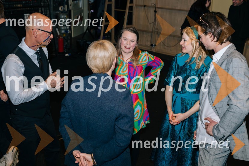  Miha Golob, upravnik in umetniški vodja, SLG Celje; dr. Nataša Pirc Musar, predsednica Republike Slovenije;  Mateja Kokol, režiserka;  Eva Stražar, igralka;  Lovro Zafred, igralecZaprta vrata premierno v SLG Celje