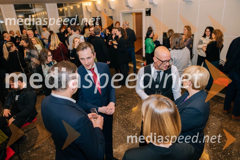  Matija Kovač, župan, MO Celje;  Miha Golob, upravnik in umetniški vodja, SLG Celje; dr. Nataša Pirc Musar, predsednica Republike SlovenijeZaprta vrata premierno v SLG Celje