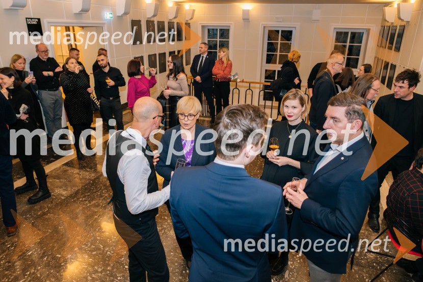  Miha Golob, upravnik in umetniški vodja, SLG Celje; dr. Nataša Pirc Musar, predsednica Republike Slovenije;  ... ; dr. Aleš Musar, lastnik Ruske dačeZaprta vrata premierno v SLG Celje