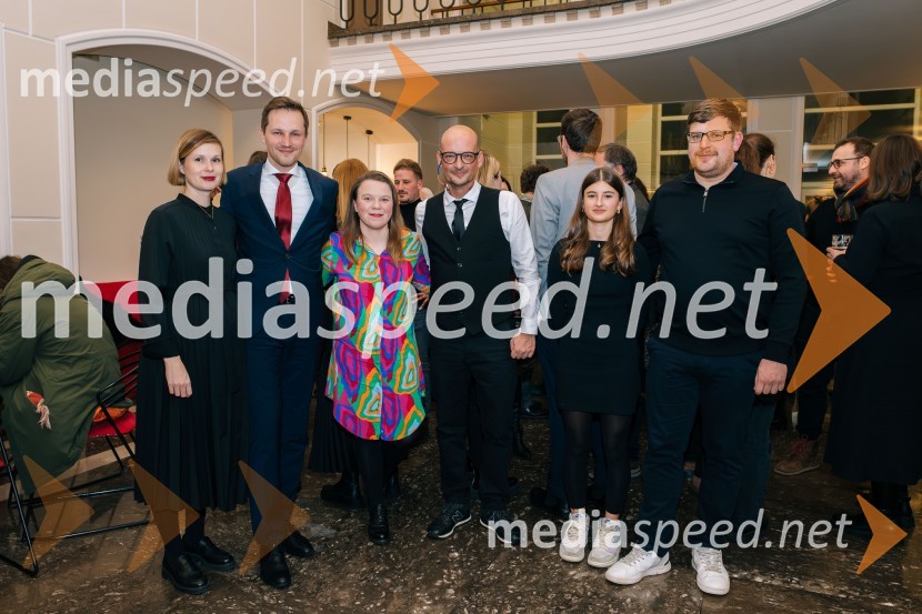  Mojca  Črešnik, arhitekta;  Matija Kovač, župan, MO Celje;  Mateja Kokol, režiserka;  Miha Golob, upravnik in umetniški vodja, SLG Celje;  ... ;  Darjan Domadenik, oblikovalec svetlobeZaprta vrata premierno v SLG Celje