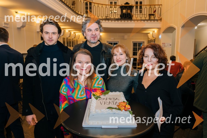  Lovro Zafred, igralec;  Mateja Kokol, režiserka;  Tarek Rashid, igralec;  Eva Stražar, igralka;  Jagoda Tovirac, igralkaZaprta vrata premierno v SLG Celje