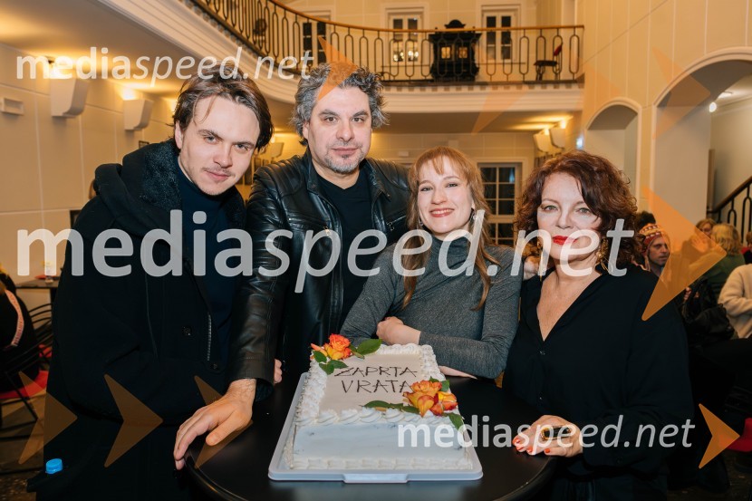  Lovro Zafred, igralec;  Tarek Rashid, igralec;  Eva Stražar, igralka;  Jagoda Tovirac, igralkaZaprta vrata premierno v SLG Celje