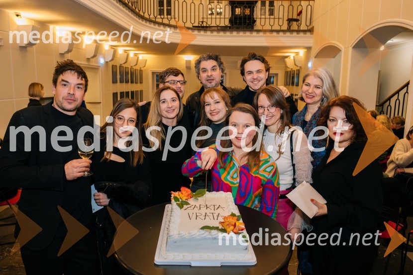  Mark Požlep, scenarist, umetnik;  ... ;  Katja Gorečan, dramaturginja;  Darjan Domadenik, oblikovalec svetlobe;  Tarek Rashid, igralec;  Eva Stražar, igralka;  Mateja Kokol, režiserka;  Lovro Zafred, igralec;  Živa Čebulj, prevajalka in lektorica;  ... ;  Jagoda Tovirac, igralkaZaprta vrata premierno v SLG Celje