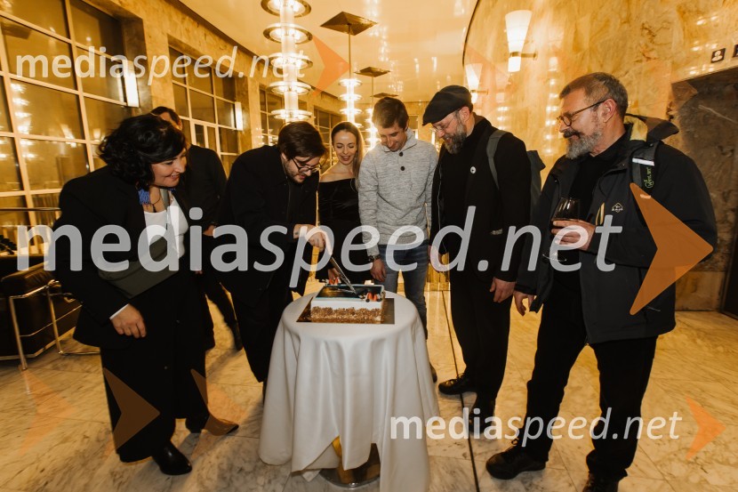  Marjuta  Slamič, igralka;  Jan Krmelj, režiser;  Lara Fortuna, igralka;  Žiga Udir, igralec;  Miha Nemec, igralec, režiser, vodja Snovalnega gledališča Sakerdon Mihajlovič;  Željko Hrs, igralecUbesedovanje, premiera v SNG Nova Gorica