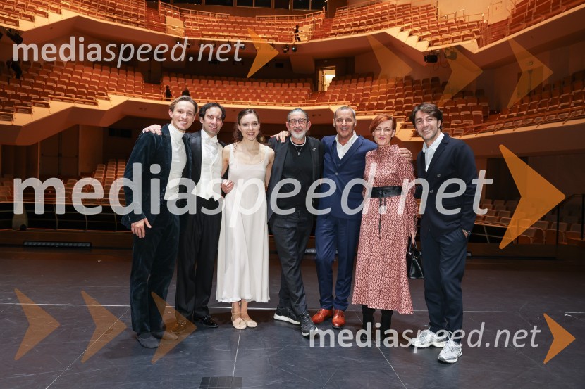  Davide Buffone, baletni plesalec;  Simon Krečič, umetniški direktor Opere SNG Maribor;  Monja Obrul, baletna plesalka;  Leo Kulaš, kostumograf;  Danilo Rošker, direktor SNG Maribor; dr. Asta Vrečko, ministrica za kulturo;  Edward Clug, umetniški direktor, Balet SNG MariborEdward Clug: Faust, baletni spektakel na odru Cankarjevega doma