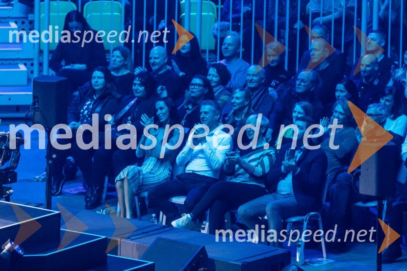  Tina Gaber, fotomodel; dr. Robert Golob, predsednik vlade RS; dr. Nataša Pirc Musar, predsednica Republike Slovenije; dr. Aleš Musar, lastnik Ruske dačeZnani Slovenci na Slovenski muski Lada Bizovčarja