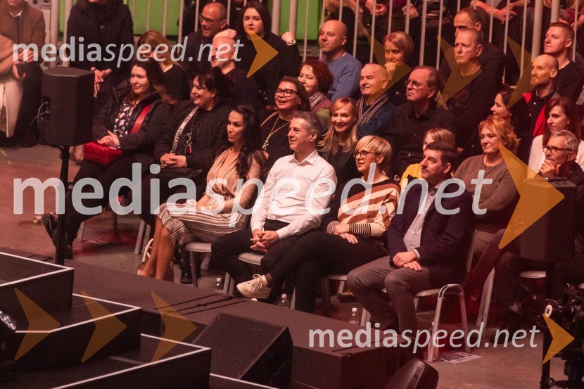  Tina Gaber, fotomodel; dr. Robert Golob, predsednik vlade RS; dr. Nataša Pirc Musar, predsednica Republike Slovenije; dr. Aleš Musar, lastnik Ruske dačeZnani Slovenci na Slovenski muski Lada Bizovčarja