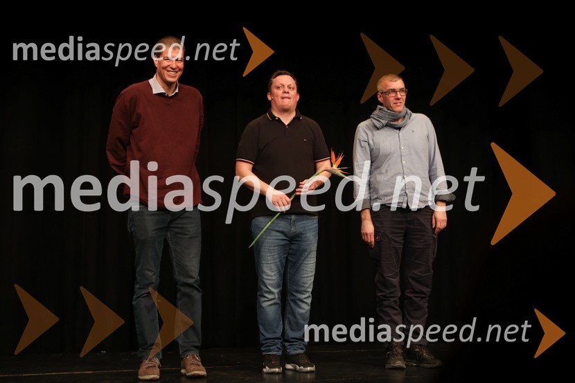  Goran Vojnović, pisatelj, kolumnist, režiser;  Aleksandar Rajaković, igralec;  Mare Bulc, režiser in umetniški vodja LGLĐorđić se vrača, nova komedija ustvarjalcev uspešnice Čefurji raus!