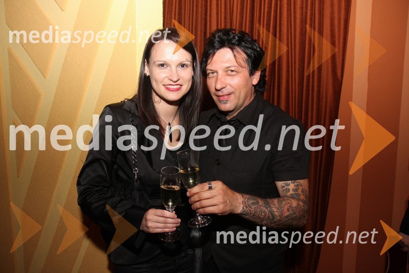 Aleš Uranjek, glasbeni manager in bobnar skupine Šank Rock z ženo BojanoCasino Mond: 6Pack Čukur, predstavitev albuma Gangsta, Dilla, Playa, Gorilla,