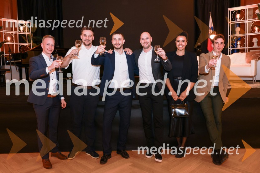  Urh Vamberger, Corwin si d.o.o;  ... ;  Michal Maco, direktor podjetja Corwin v Sloveniji in ustanoviteljev slovaške znamke oblačil Bratiska;  Tomaž Cirkvenčič, Corwin;  Paulina Batistič, Corwin;  ... Branko Franc Selak prejemnik priznanja za življenjsko delo na področju managementa 2023