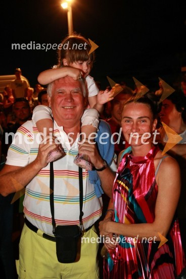 prim. prof. dr. Erih Tetičkovič, nevrolog, Oddelek za nevrološke bolezni UKC Maribor;  Toja Oman;  Alenka Tetičkovič, igralkaUmrl je Erih Tetičkovič, oče igralke Alenke Tetičkovič