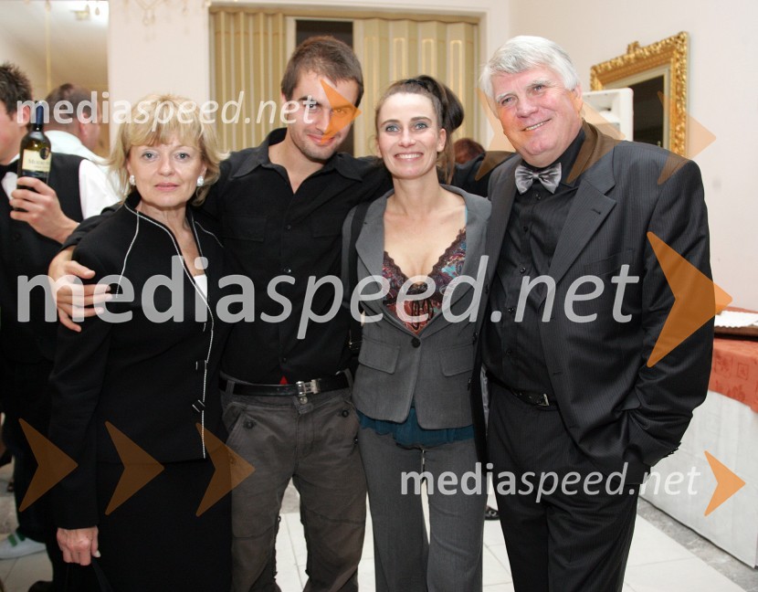  Pavla Tetičkovič;  Jure Oman;  Alenka Tetičkovič, igralka; prim. prof. dr. Erih Tetičkovič, nevrolog, Oddelek za nevrološke bolezni UKC MariborUmrl je Erih Tetičkovič, oče igralke Alenke Tetičkovič