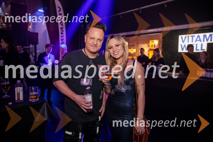  Rok Golob, skladatelj, dirigent in aranžer, King Foo;  Aleksandra Josić, pevka skupine King FooOutstanding 2023, podelitev nagrad