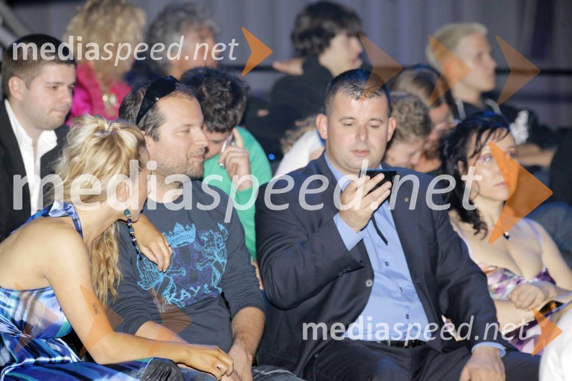 Natka Geržina, glasbena menedžerka, Zvone Tomac, član skupine Kingston in Daniel Praštalo, telesni stražarMiss Universe 2009