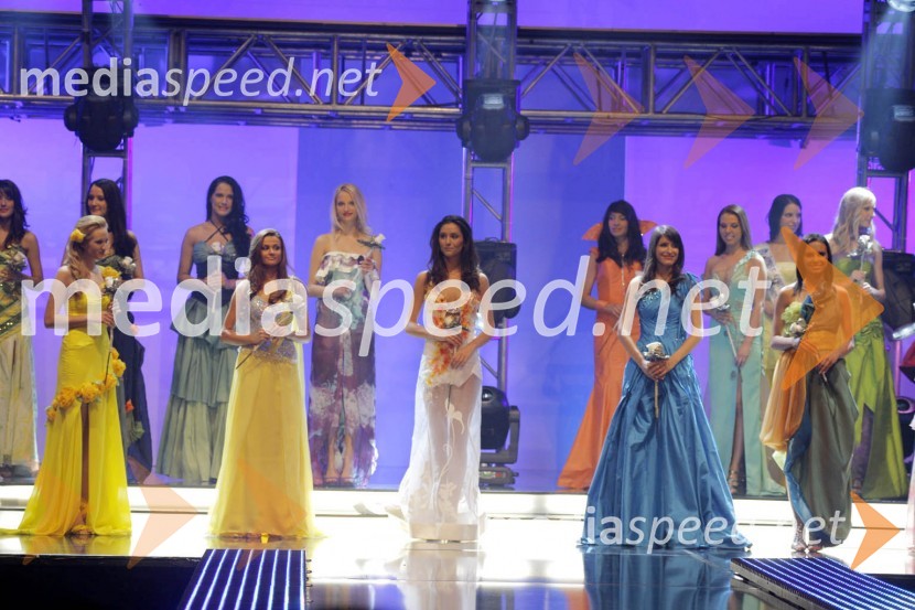 V ospredju: superfinalistke izbora Miss Universe Slovenije 2009Miss Universe 2009