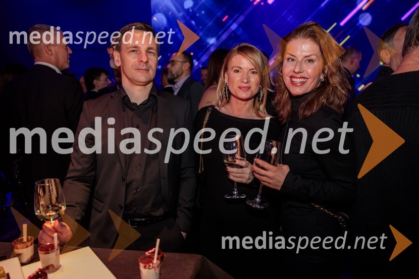 dr. Mitja Pirc, poslovni direktor AT Kearney, d.o.o.;  Metka Kejžar, direktorica, Digitalk d.o.o.;  Martina Razinger,  solastnica studia T Spot in vizažistkaOutstanding 2023, podelitev nagrad