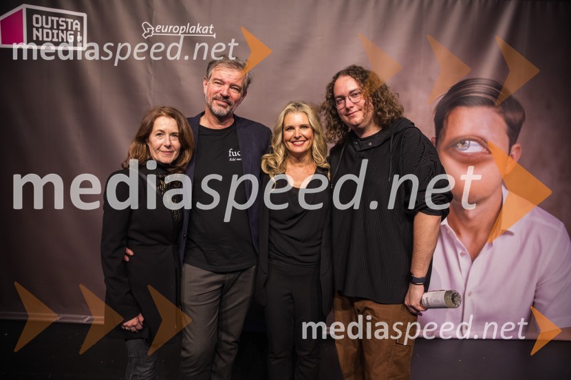  Romana Möderndorfer, Teater;  Andrej  Stražišar, scenograf, Teater d.o.o.;  Bernarda Žarn, voditeljica;  ... Outstanding 2023, podelitev nagrad