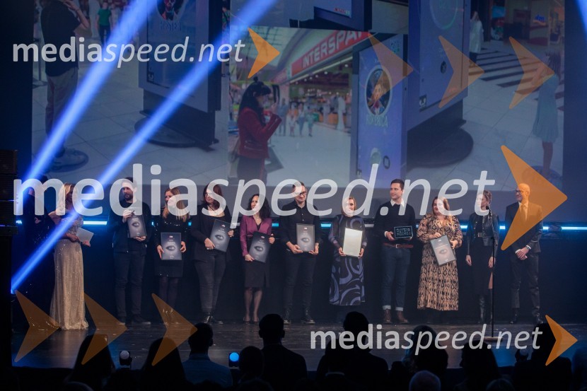  ... ;  ... ;  ... ;  Petra  Korošec, marketing Volkswagen, Porsche Slovenija;  Miha Bevc, kreativni direktor, BPCS;  Andreja Zadnik Andoljšek, direktorica strategije in upravljanja blagovnih znamk Mercator d.d.;  ... ;  ... ;  Špela Kregar, direktorica marketinga, Zavarovalnica Sava;  Urban  Korenjak, direktor trženja EuroplakatOutstanding 2023, podelitev nagrad