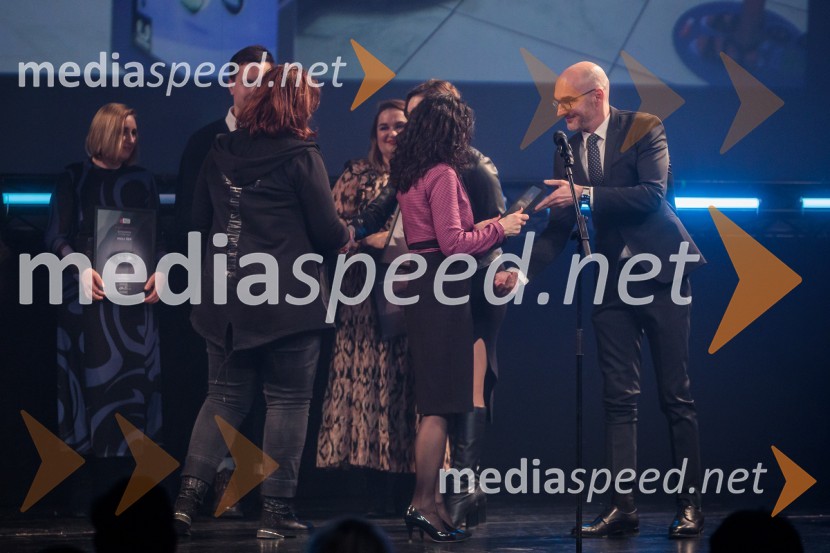  Petra  Korošec, marketing Volkswagen, Porsche Slovenija;  Urban  Korenjak, direktor trženja EuroplakatOutstanding 2023, podelitev nagrad