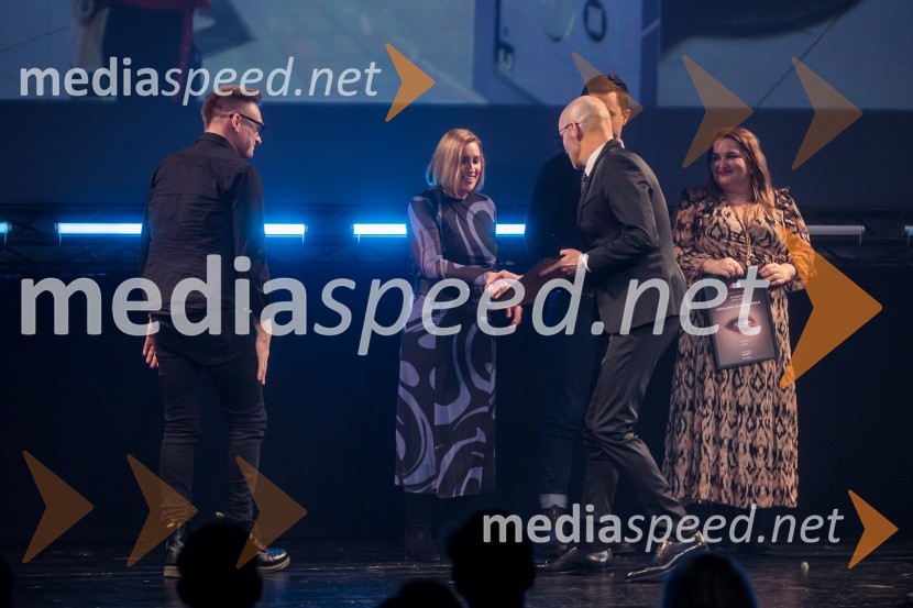  Andreja Zadnik Andoljšek, direktorica strategije in upravljanja blagovnih znamk Mercator d.d.;  Urban  Korenjak, direktor trženja EuroplakatOutstanding 2023, podelitev nagrad