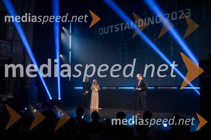  Jure Drevenšek, igralec;  Bernarda Žarn, voditeljica;  Marko Kolbl, lastnik Radia Center in direktor EuroplakatOutstanding 2023, podelitev nagrad