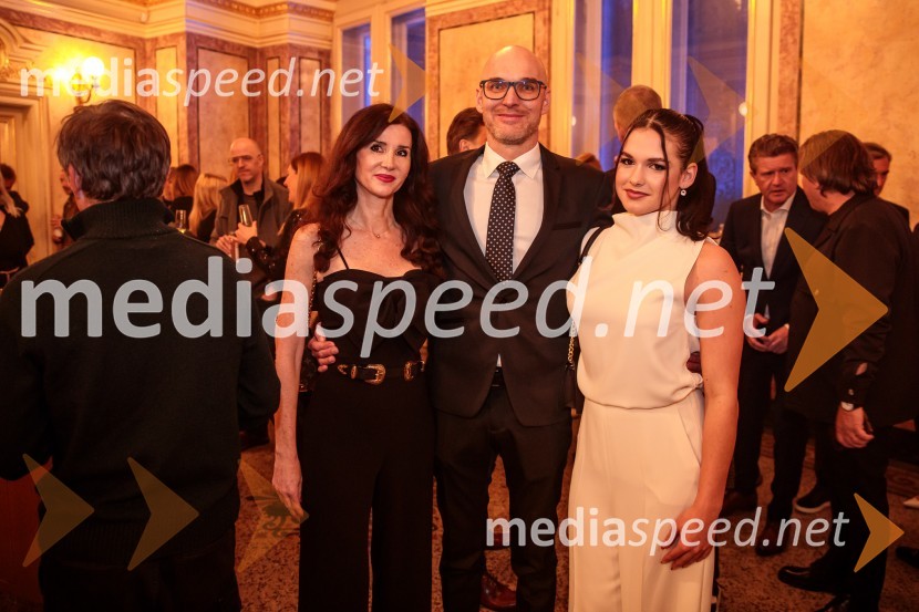 dr. dent. med. Branka Vran Benkovič, zobozdravnica;  Urban  Korenjak, direktor trženja Europlakat;  Moeti  Korenjak GobboOutstanding 2023, podelitev nagrad