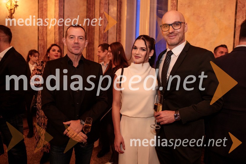  Enzo Smrekar, predsednik uprave Droge Kolinske in glavni direktor strateškega poslovnega področja v Atlantic Grupi, predsednik SZS, podpredsednik Olimpijskega komiteja Slovenije;  Moeti  Korenjak Gobbo;  Urban  Korenjak, direktor trženja EuroplakatOutstanding 2023, podelitev nagrad