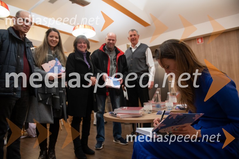  Vida Igličar, grafična oblikovalkaSrečanje z Vido Igličar in Danajo Lorenčič, Mestna knjigarna Maribor