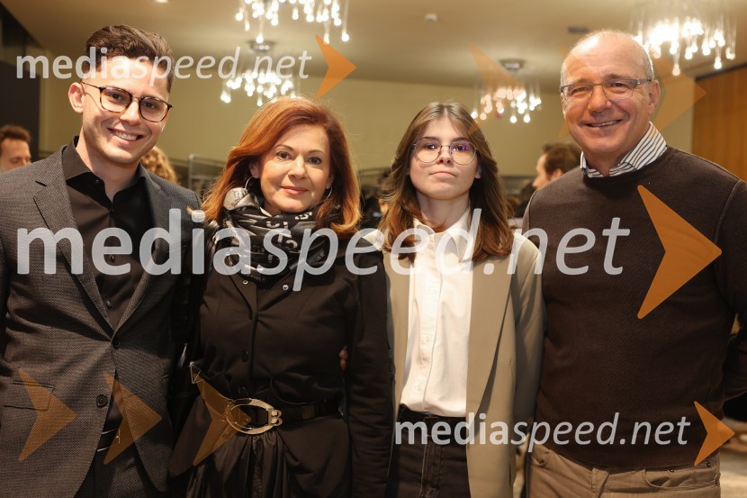  Aiden Franko;  Simona  Vodopivec Franko, pevka, igralka;  Maja Franko;  Jure  Franko, nekdanji smučar, producent predstave Mamma Mia!Bodočnost, premiera predstave v MGL