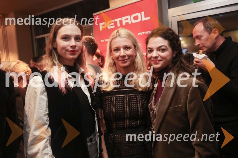  Klara Kuk, igralka, manekenka;  Tjaša  Železnik, igralka;  Diana  Kolenc, igralkaBodočnost, premiera predstave v MGL