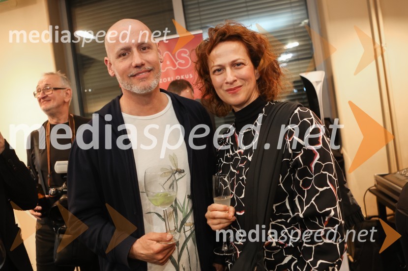  Peter Poles, televizijski voditelj;  Nika  Veger, stilistkaBodočnost, premiera predstave v MGL