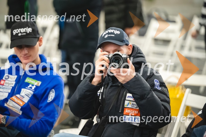  Lovro Kos, smučarski skakalecNovinarska konferenca Petra Prevca ob zaključku njegove tekmovalne poti