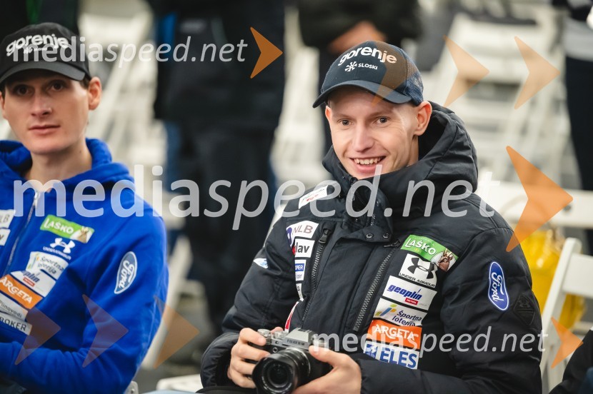  Domen Prevc, smučarski skakalec;  Lovro Kos, smučarski skakalecNovinarska konferenca Petra Prevca ob zaključku njegove tekmovalne poti