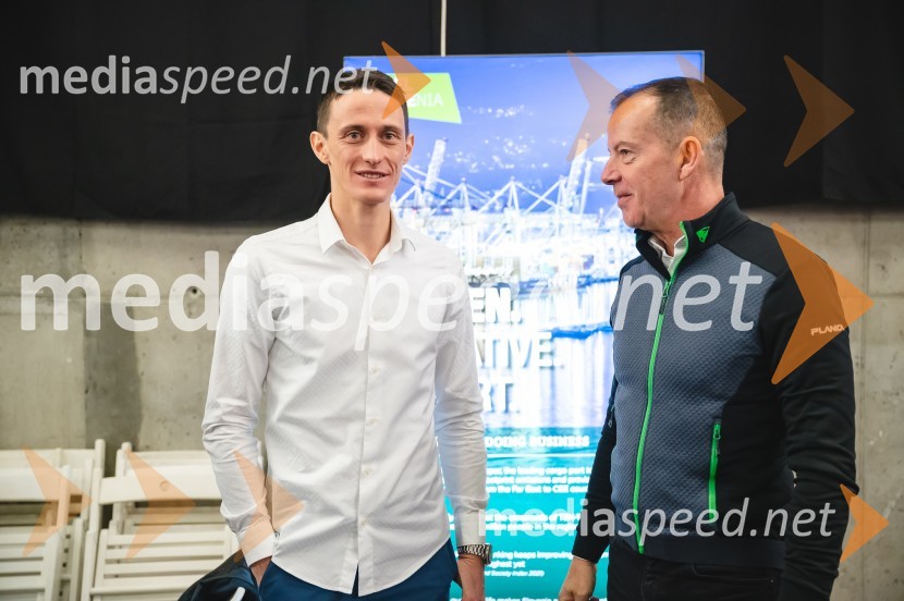  Peter  Prevc, smučarski skakalec;  Enzo Smrekar, predsednik uprave Droge Kolinske in glavni direktor strateškega poslovnega področja v Atlantic Grupi, predsednik SZS, podpredsednik Olimpijskega komiteja SlovenijeNovinarska konferenca Petra Prevca ob zaključku njegove tekmovalne poti