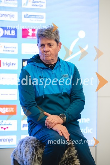 Borut Meh, predsednik smučarskih skokov in nordijske kombinacijeNovinarska konferenca Petra Prevca ob zaključku njegove tekmovalne poti