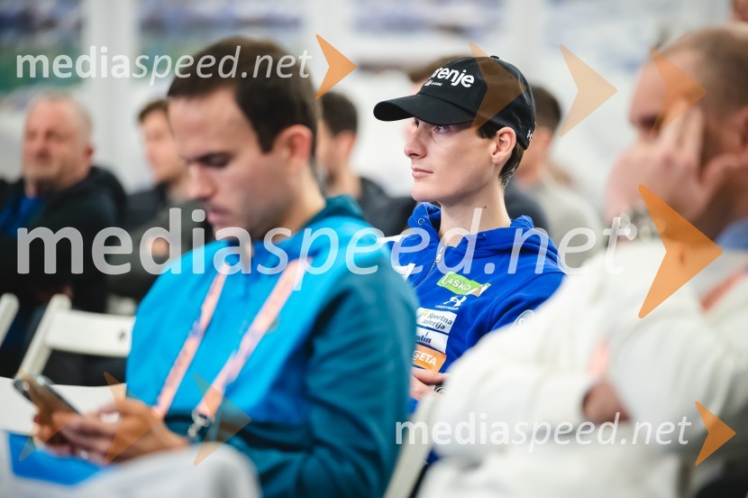  Domen Prevc, smučarski skakalecNovinarska konferenca Petra Prevca ob zaključku njegove tekmovalne poti