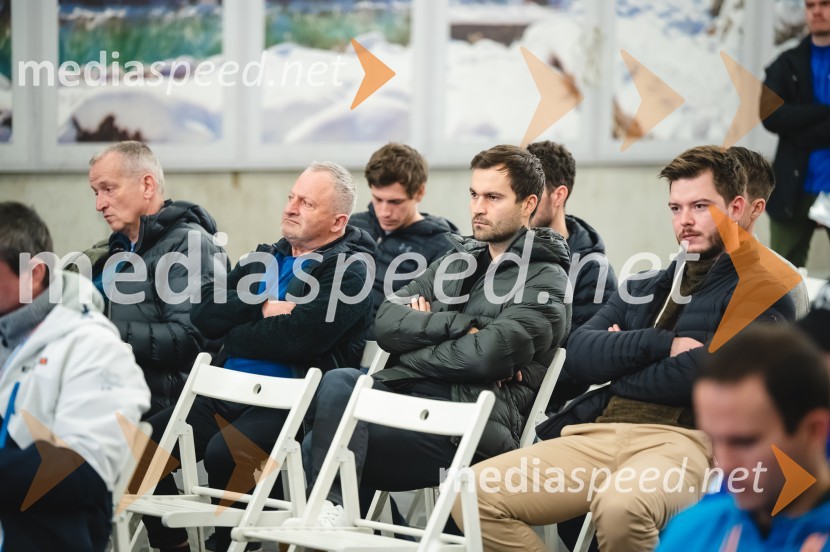  ... ;  ... ;  Robert Hrgota, trener slovenske skakalne reprezentance;  ... Novinarska konferenca Petra Prevca ob zaključku njegove tekmovalne poti