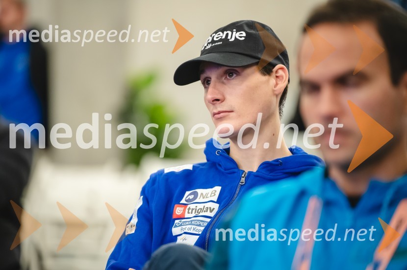  Domen Prevc, smučarski skakalecNovinarska konferenca Petra Prevca ob zaključku njegove tekmovalne poti