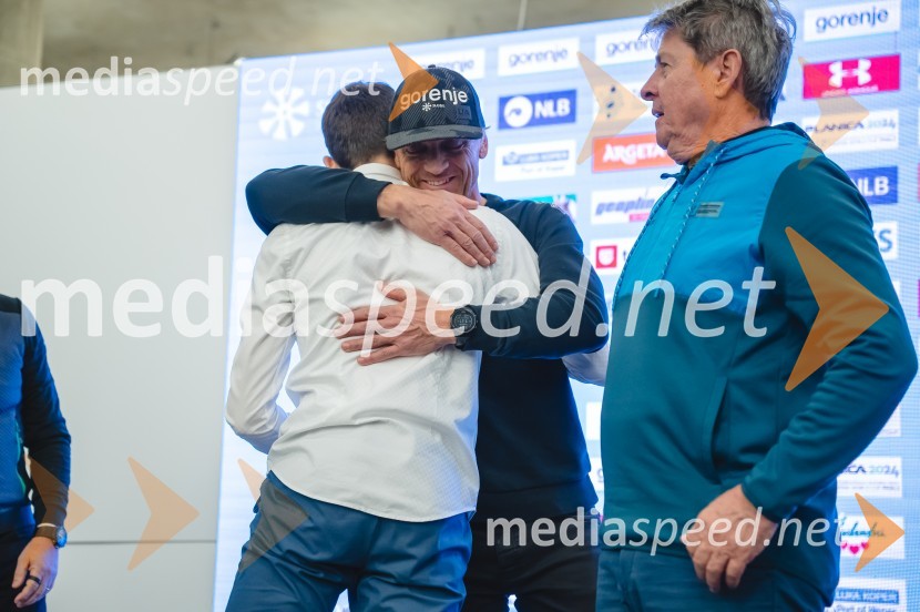  Peter  Prevc, smučarski skakalec;  Gorazd  Pogorelčnik, vodja panoge skoki in nordijska kombinacija;  Borut Meh, predsednik smučarskih skokov in nordijske kombinacijeNovinarska konferenca Petra Prevca ob zaključku njegove tekmovalne poti