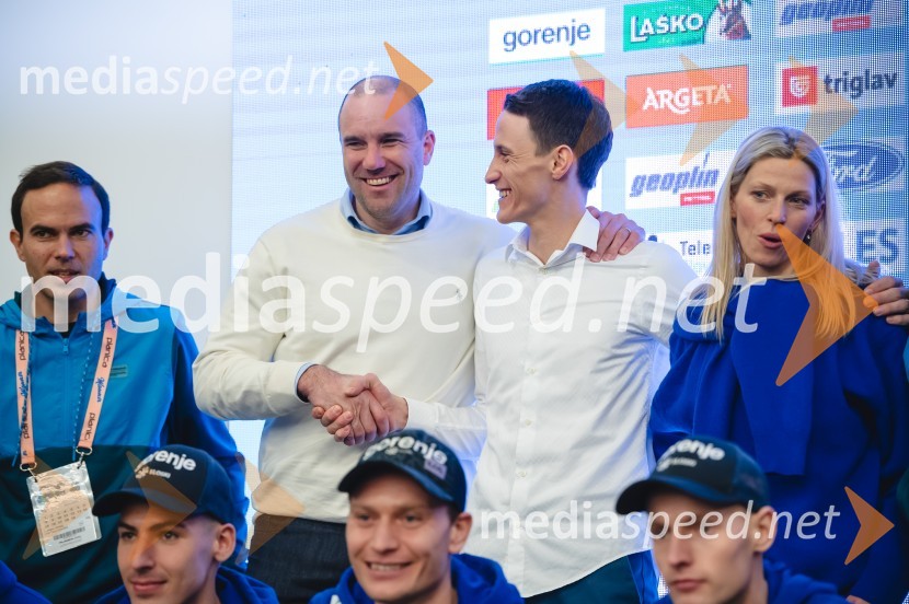  Uroš Zupan, direktor, Smučarska zveza Slovenije ;  Peter  Prevc, smučarski skakalecNovinarska konferenca Petra Prevca ob zaključku njegove tekmovalne poti