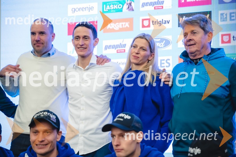  Uroš Zupan, direktor, Smučarska zveza Slovenije ;  Peter  Prevc, smučarski skakalec;  Mina Prevc;  Borut Meh, predsednik smučarskih skokov in nordijske kombinacijeNovinarska konferenca Petra Prevca ob zaključku njegove tekmovalne poti