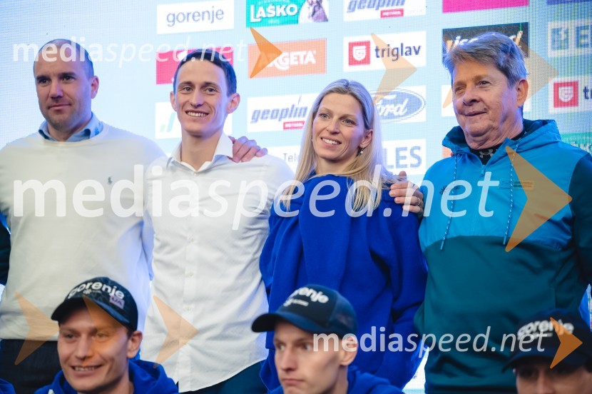  Uroš Zupan, direktor, Smučarska zveza Slovenije ;  Peter  Prevc, smučarski skakalec;  Mina Prevc;  Borut Meh, predsednik smučarskih skokov in nordijske kombinacijeNovinarska konferenca Petra Prevca ob zaključku njegove tekmovalne poti