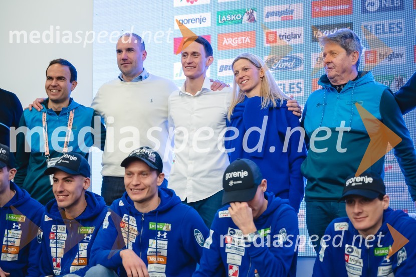  Jernej Damjan, nekdanji smučarski skakalec;  Uroš Zupan, direktor, Smučarska zveza Slovenije ;  Peter  Prevc, smučarski skakalec;  Mina Prevc;  Borut Meh, predsednik smučarskih skokov in nordijske kombinacije;  Timi Zajc, smučarski skakalec;  Anže Lanišek, smučarski skakalecNovinarska konferenca Petra Prevca ob zaključku njegove tekmovalne poti