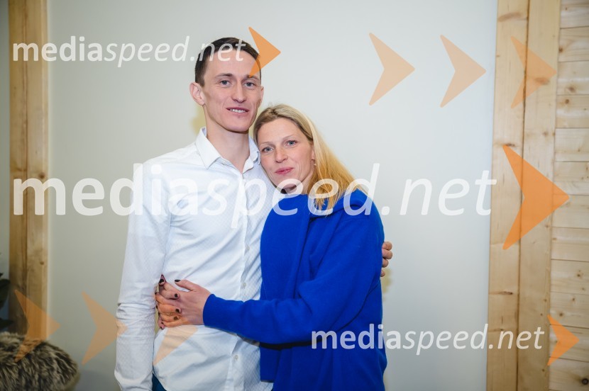  Peter  Prevc, smučarski skakalec;  Mina PrevcNovinarska konferenca Petra Prevca ob zaključku njegove tekmovalne poti