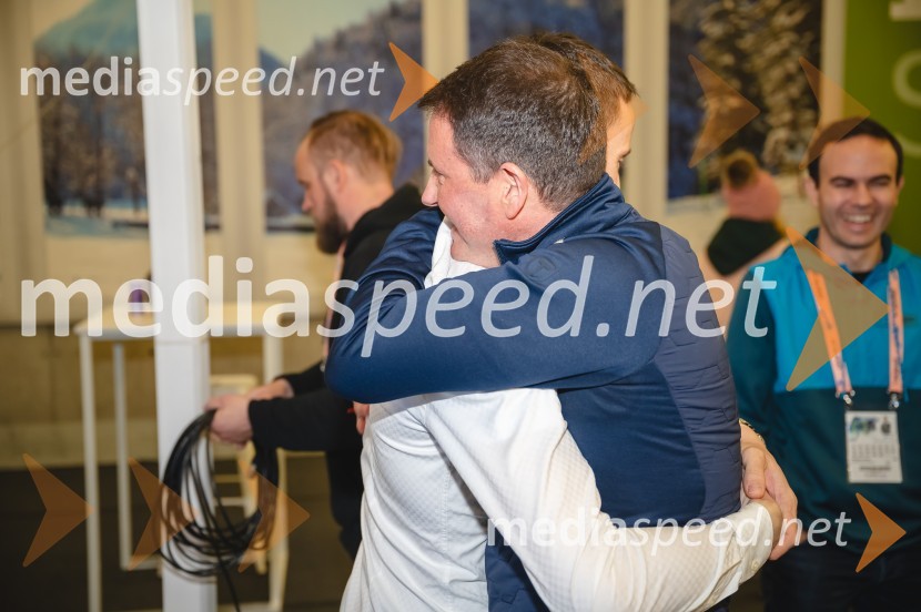  Peter  Prevc, smučarski skakalec;  ... Novinarska konferenca Petra Prevca ob zaključku njegove tekmovalne poti