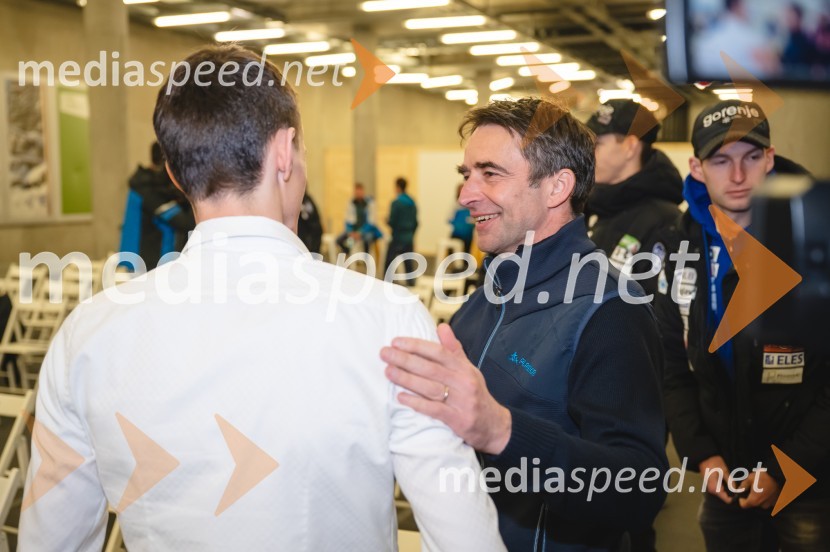  Peter  Prevc, smučarski skakalec; dr. Franci Petek, nekdanji smučarski skakalec in nekdanji direktor SZSNovinarska konferenca Petra Prevca ob zaključku njegove tekmovalne poti